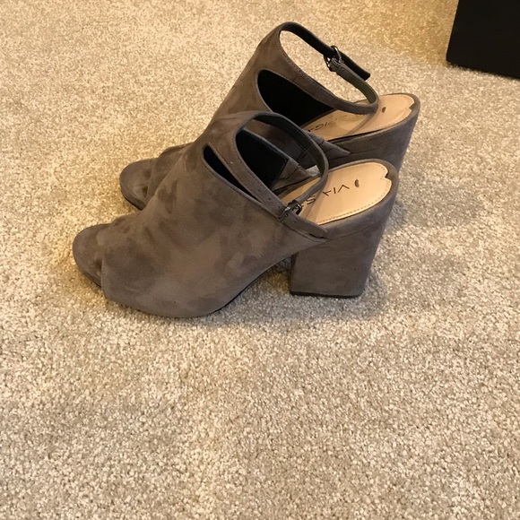 Grey heels open toe - Picture 2 of 4